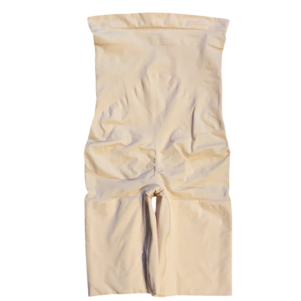 NWOT SPANX Higher Power Short - Picture 9 of 15